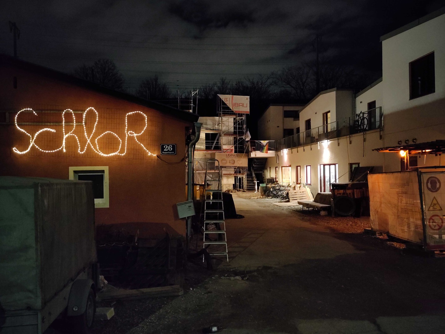 SchloR Grundstück von vorne mit SchloR Lichterschriftzug